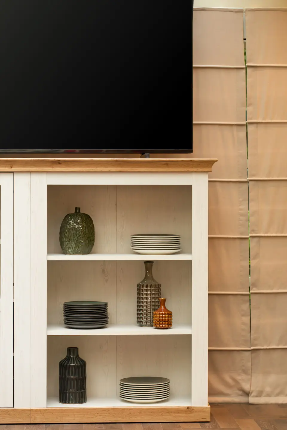 Blank screen and interior details in the pergola